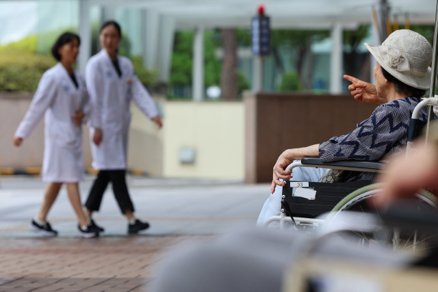 23일 서울 시내 한 대학병원에서 의료진이 이동하고 있다. <연합뉴스>